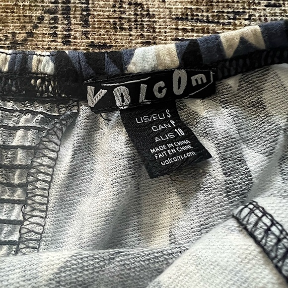 STRAPLESS VOLCOM DRESS (WITH POCKETS!) - Picture 5 of 5